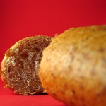 imagem de um pão integral redondo, cortado no meio.