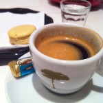 Espresso Orfeu com  chocolate e água com gás, acompanhamentos tradicionais. O macaron da foto, era de caramelo.