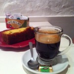 Blend Nespresso, acompanhado de bolo inglês.